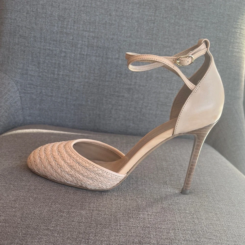 Worn 1x Banana Republic Women's beige stilettos- like new/ excellent condition - Picture 4 of 10